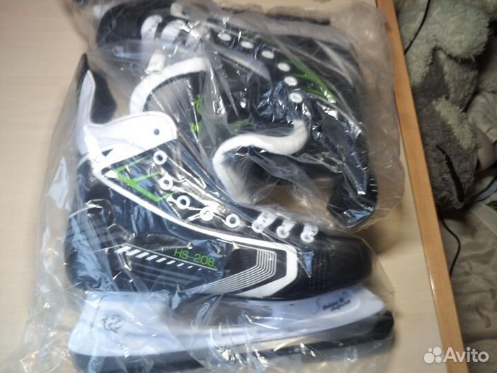 Стильные ледовые коньки black aqua