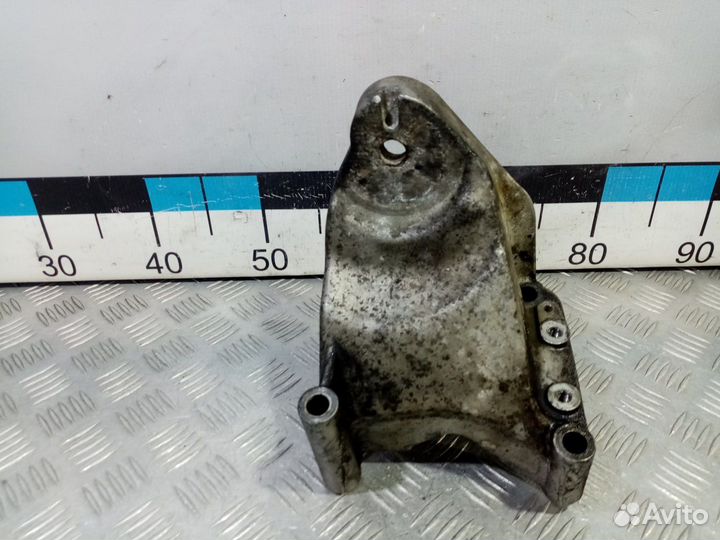 Б/У Кронштейн двигателя правый#001