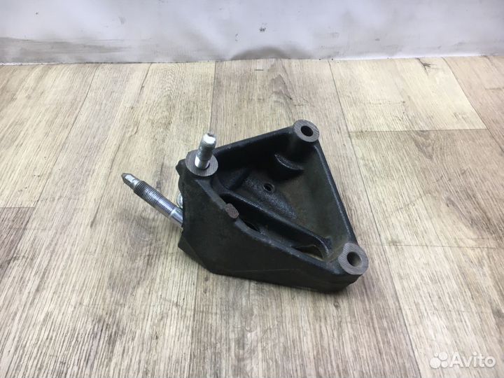 Кронштейн опоры двигателя Toyota Prius III (2009—2011)