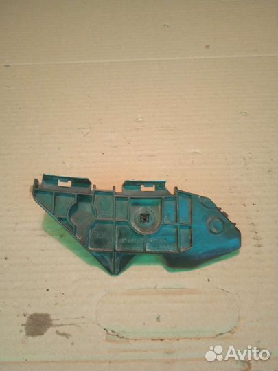 Крепление заднего бампера левая Тойота Королла 150