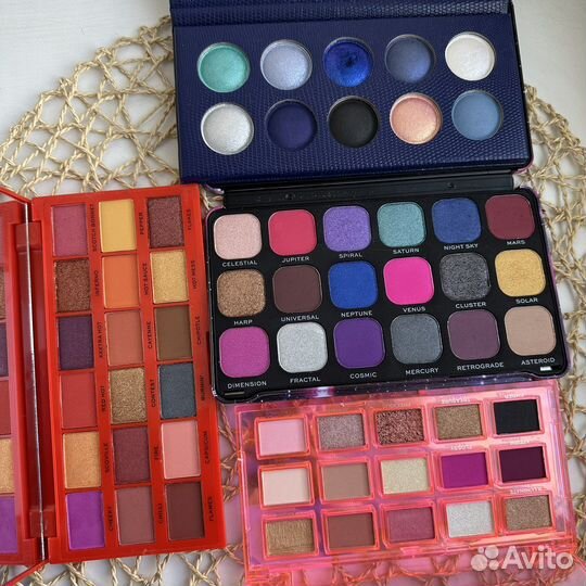 Палетки теней make up revolution