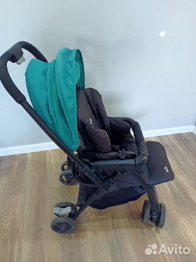 Лёгкая складная прогулочная коляска joie