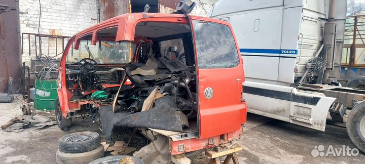 Разбираю volkswagen transporter T5 2003 год
