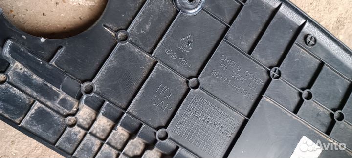 Накладка переднего левого сиденья Hyundai Solaris