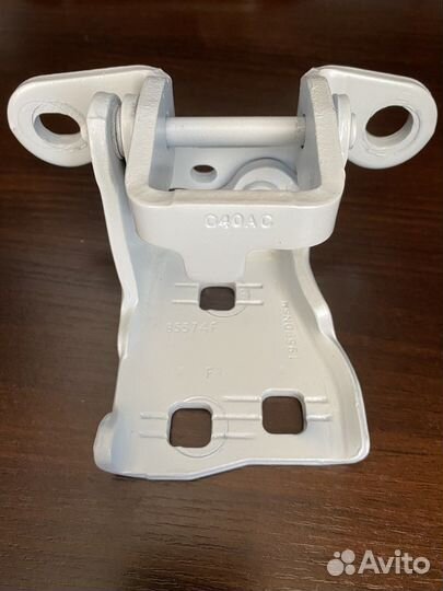 Петля двери передняя правая Chrysler 300C седан 3