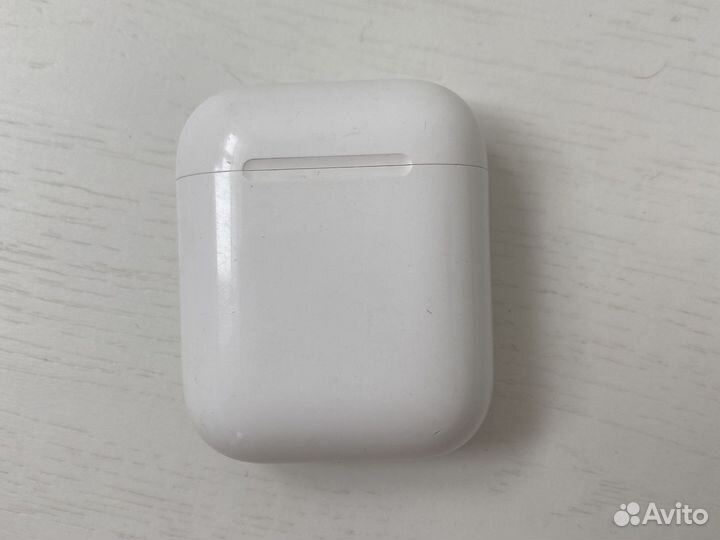 Зарядный футляр от Apple AirPods