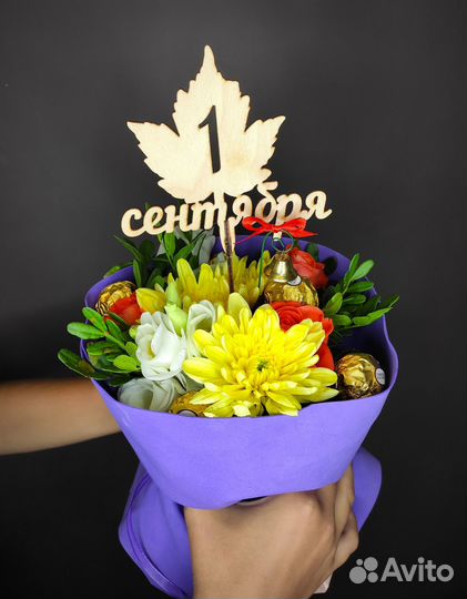 Букет из цветов и конфет