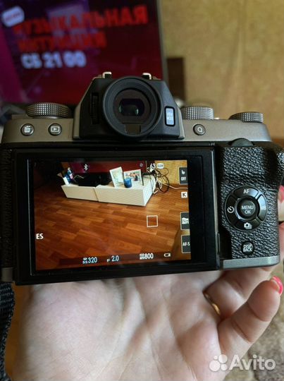 Продаю fujifilm x-t100 с объективом