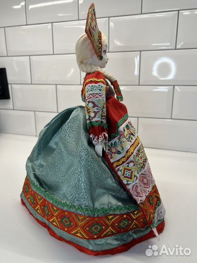 Фарфоровая кукла грелка на чайник в русском наряде