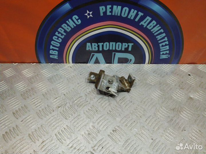 Петля двери передняя левая Peugeot 206 хэтчбек