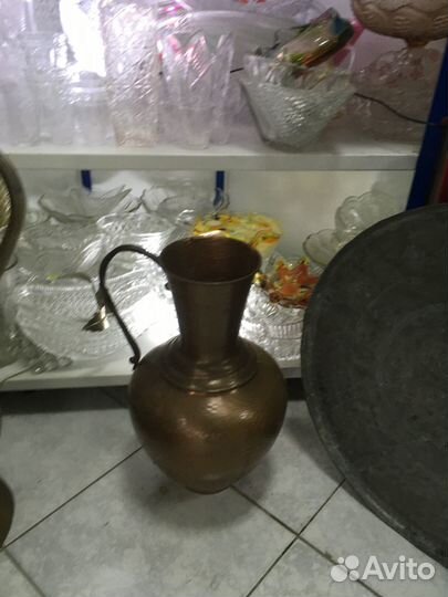 Старинные кувшины и котлы из бронзы и меди