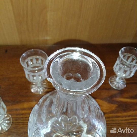 Хрустальный графин с рюмками