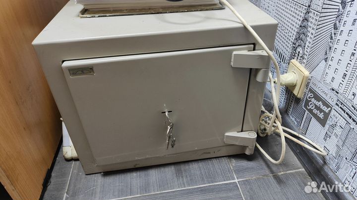 Сейф для денег и документов