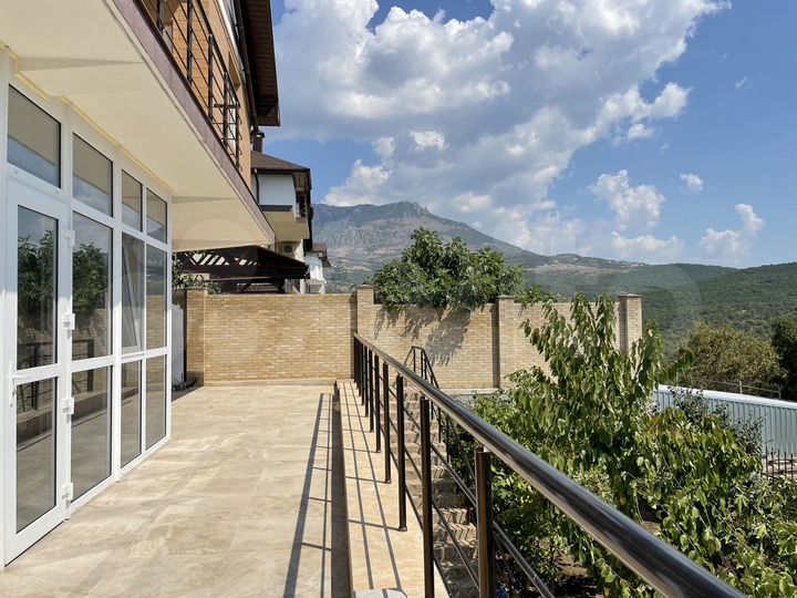 Дом 254 м² на участке 8 сот.