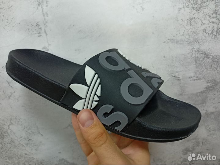 Шлепанцы Adidas с рисунком