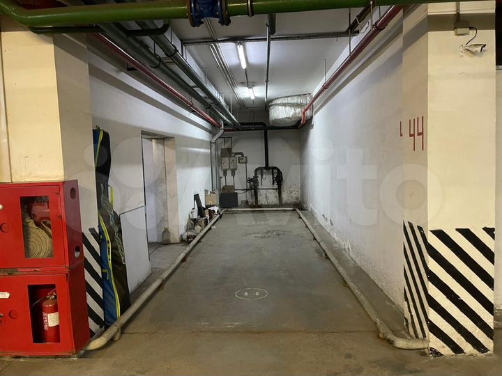 Машиноместо, > 30 м²