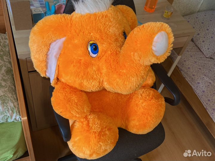 Слон игрушечный