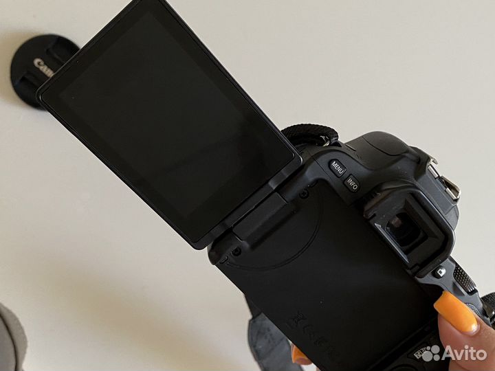 Зеркальный фотоаппарат canon 200d