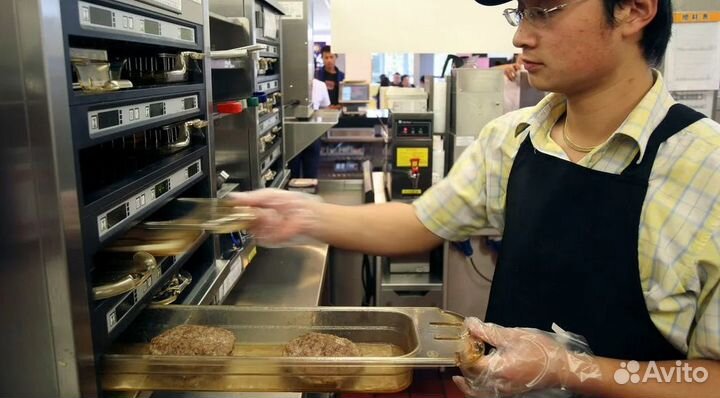 Повар в бургерной