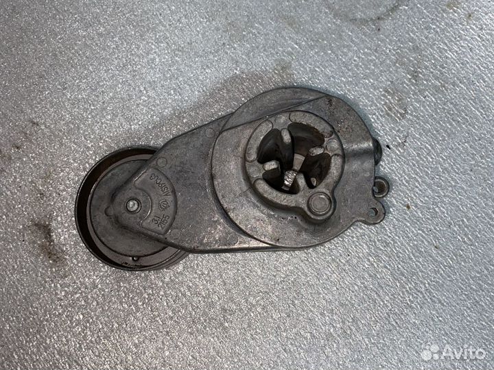 Натяжной ролик A6422001970 Mercedes om642