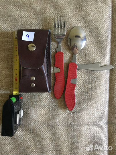 Разные ножи в кожаных чехлах