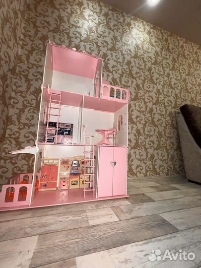 Деревянный кукольный дом с мебелью