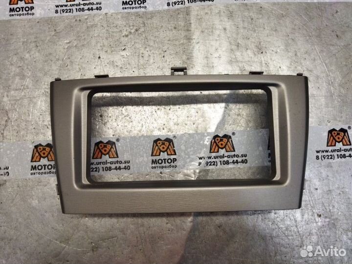 Консоль магнитолы Toyota Avensis 3 седан 1.8