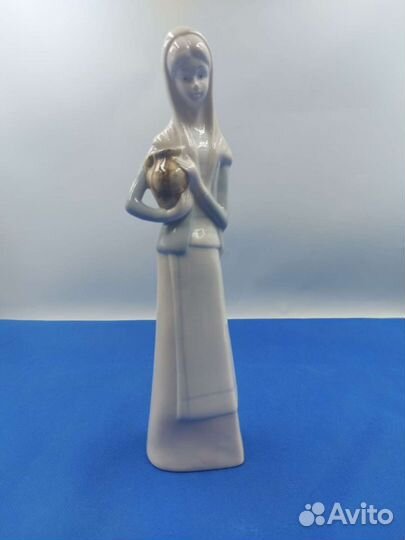 Фарфоровая статуэтка Девушка с кувшином Европа