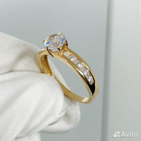 Золотое кольцо с камнем 18р