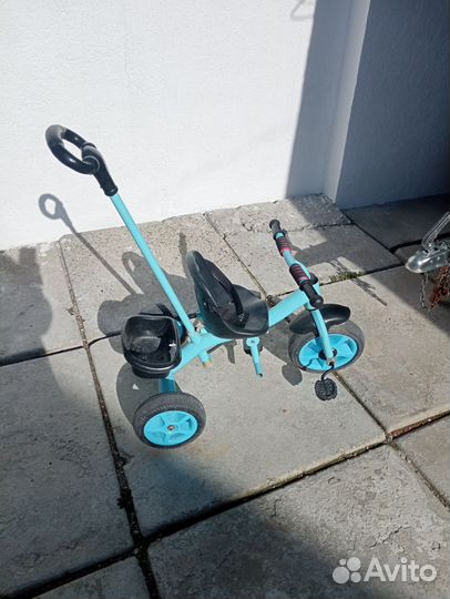 Велосипед трёхколёсный с ручкой