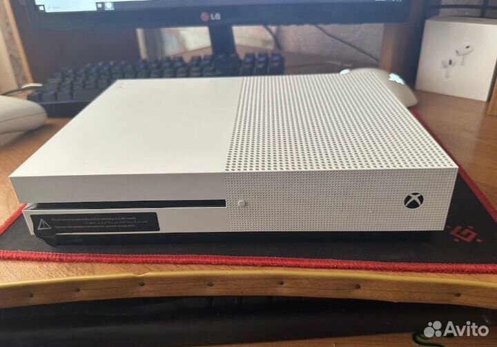 Xbox One S 1TB 2 геймпада + Game Pass Ultimate