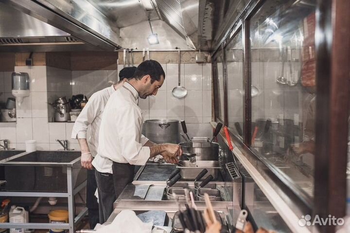 Повар холодного цеха в столовую