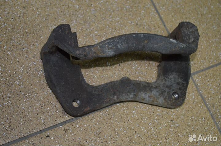 Скоба суппорта тормозного Volvo S40 I Перед Зад