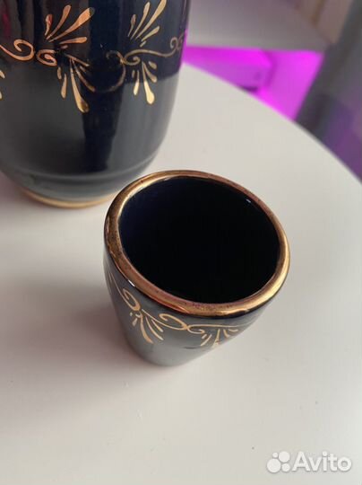 Кувшин с рюмкой