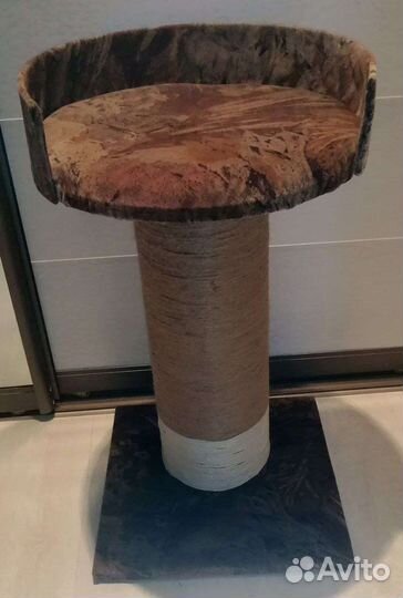 Когтеточка стойка с лежанкой для кошки