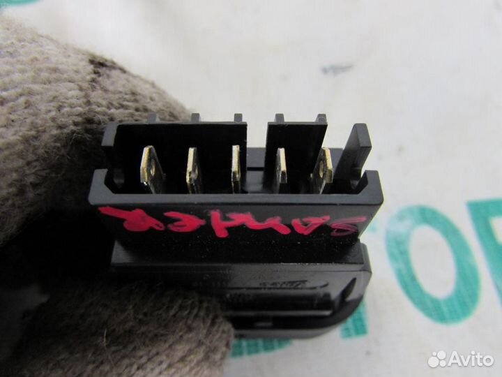 Кнопка центрального замка для Renault Sandero 1 20