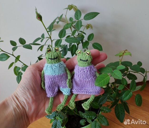 Вязаная лягушка ручная работа