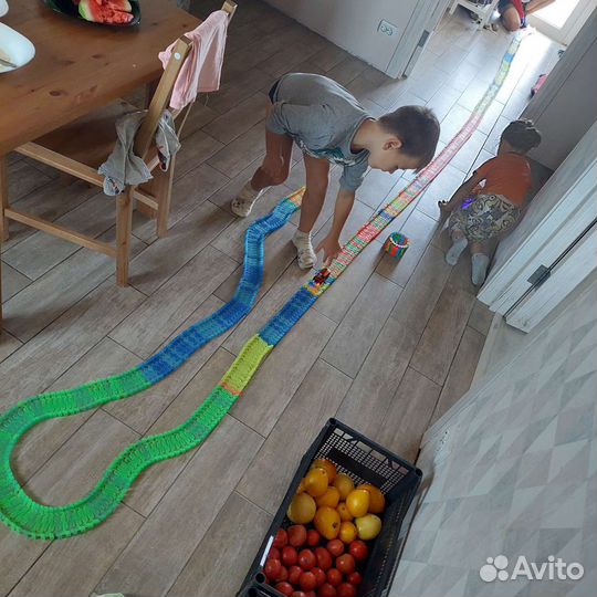 Гибкий трек в отличном состоянии с мостами и машин