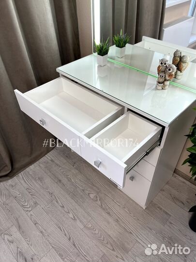 Столик для макияжа с тумбой и зеркалом