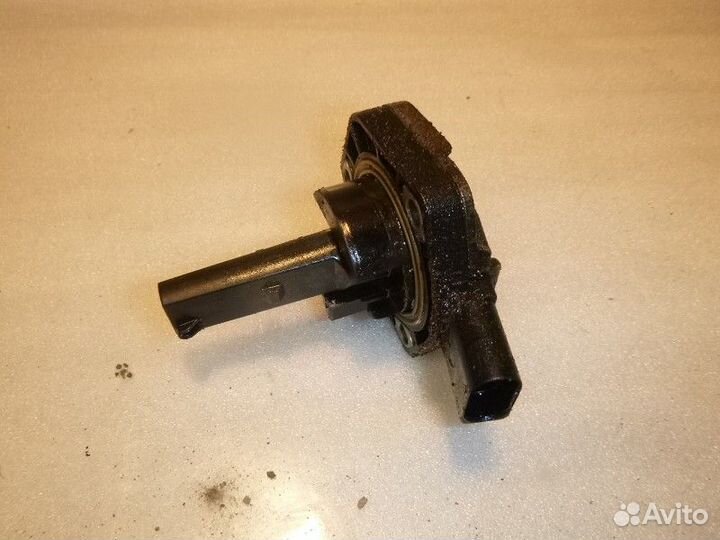 Датчик уровня масла audi A8 D3 2002