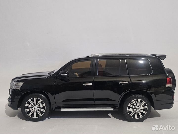 1:18 модель Toyota Land Cruiser 200