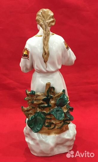 Статуэтка фарфоровая. Гадалка. Склейка. СССР
