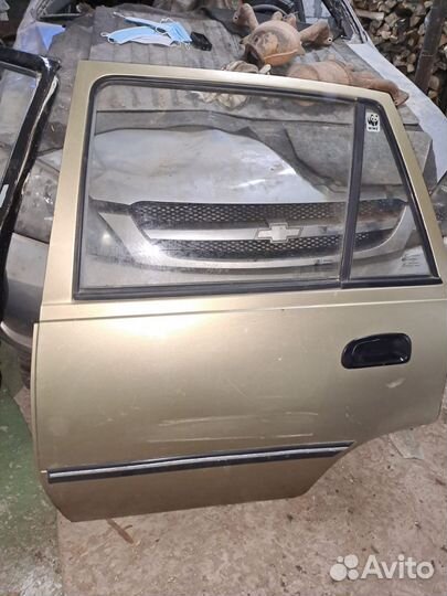 Задняя левая дверь на daewoo nexia золотистая