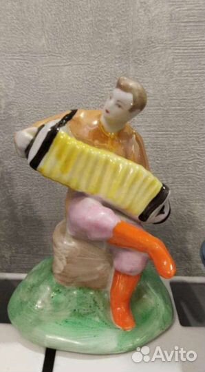 Статуэтка баянист