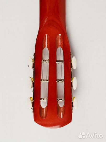 Акустическая гитара с вырезом