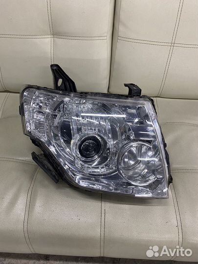 Правая фара pajero 4