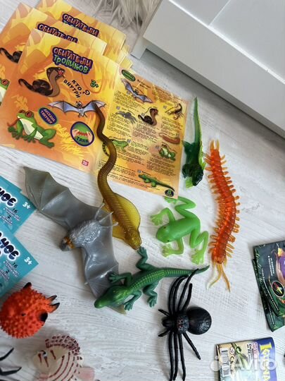 Фигурки разных серий (красное белое) к/б