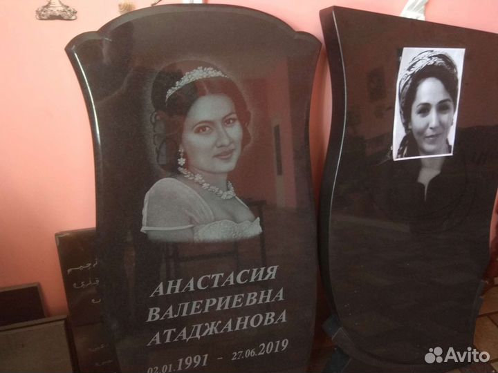 Художник гравёр на граните