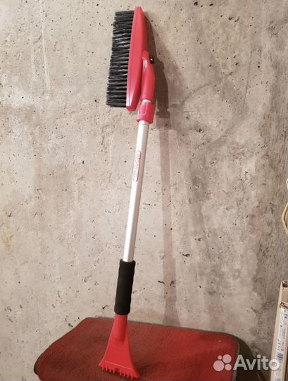 Щетка для удаления снега с автомобиля