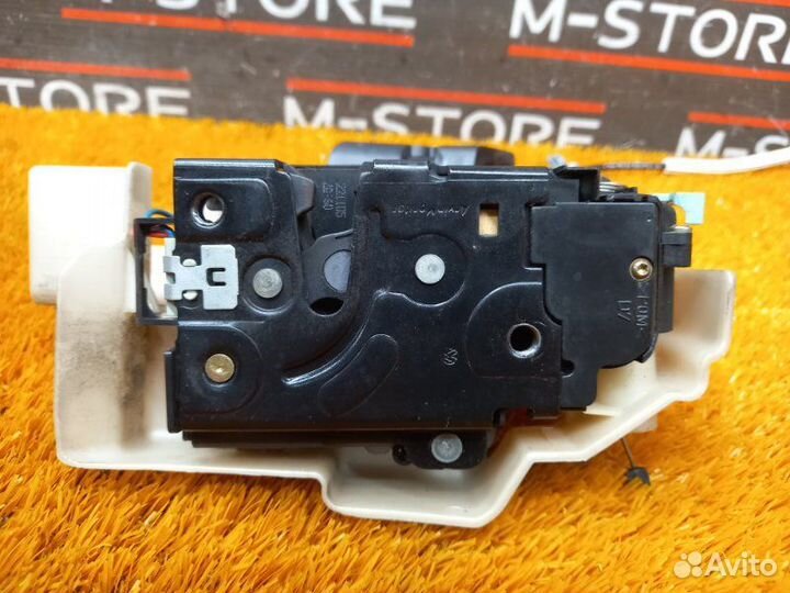 Замок двери передний правый Volkswagen Touareg 7L